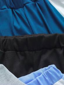 Set de 6 piezas de camiseta de manga corta tricolor y shorts para niños pequeños en estilo casual deportivo y universitario, adecuados para uso diario, escuela, salidas y deportes, de primavera/verano. Brinda múltiples opciones de mezclar y combinar para niños pequeños. El diseño general es sencillo pero elegante, cómodo de usar. Este conjunto hará que los niños pequeños se sientan relajados y luzcan un look casual y con estilo. Será una opción práctica y a la moda en el guardarropa de los niños pequeños.