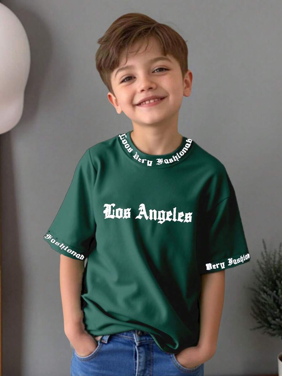 SHEIN 男孩休闲趣味英文字母图案圆领短袖 T 恤,适合日常穿着、上学、郊游、运动、春夏季、度假、假日、旅行、放松、日光浴 - 墨綠色 - 查看 1