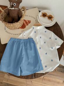 SHEIN LMoss Kids 2 件套男孩卡通熊图案短袖上衣和纯色短裤套装，适合旅行、上学、春夏季