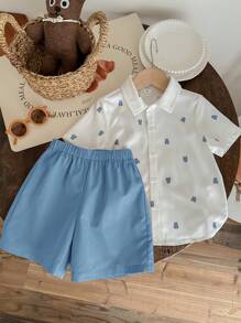 SHEIN LMoss Kids 2 件套男孩卡通熊图案短袖上衣和纯色短裤套装，适合旅行、上学、春夏季