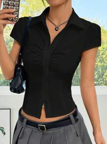 SHEIN EZwear Blouse à manches courtes ajustée avec taille plissée tressée noire et lien devant