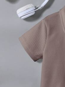 SHEIN 2 件套年轻男孩休闲罗纹半开领衬衫和短裤套装，适合夏季户外场合，简约舒适 - 棕色 - 查看 3