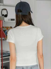 DAZY Camiseta de cuello redondo con gráfico de letra para el verano, tops cortos para mujeres - Blanco - Ver 2