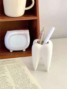 1 قطعة من حامل الأقلام السيراميكي الإبداعي لديكور المنزل والمكتب، سلة بيضاء للتخزين القرطاسية والأشياء الأخرى، منظم مكتبي صغير، زخرفة مكتب جذابة للرجوع إلى المدرسة - أبيض - مشاهدة 6