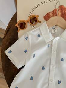 SHEIN LMoss Kids 2 件套男孩卡通熊图案短袖上衣和纯色短裤套装，适合旅行、上学、春夏季