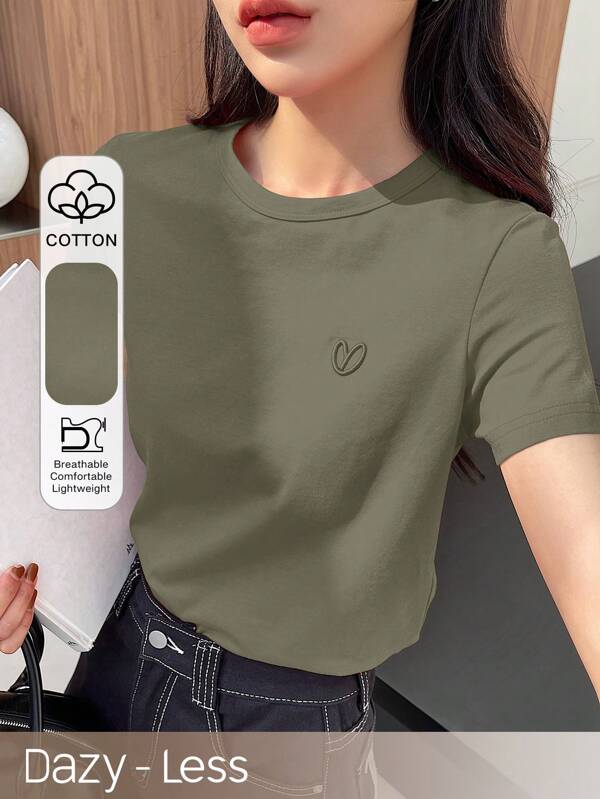 DAZY Camiseta de manga corta para mujer con diseño bordado de corazón simple, para Día de San Valentín, estilo casual de verano y de negocios