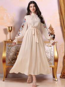 Al Najma 保守风格花卉刺绣女式超长连衣裙 - 杏色 - 查看 4