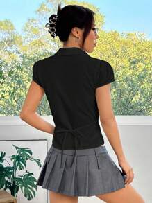SHEIN EZwear Blouse à manches courtes ajustée avec taille plissée tressée noire et lien devant
