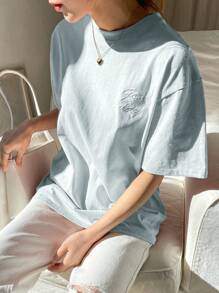 DAZY 字母刺绣落肩T恤夏季学院风上衣 - 淺藍色 - 查看 3