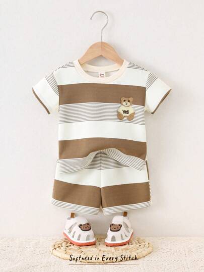 Cozy Pixies 2 件装男婴彩色条纹熊印花宽松圆领短袖上衣和松紧腰短裤套装