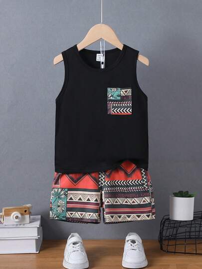 两件套男童休闲简约圆领背心和几何印花短裤套装，适合日常、度假等各种场合。新品上市，夏季系列。
