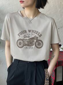 DAZY Camiseta gráfica oversize de verano con motocicleta y eslogan "FOUR WHEELS Move The Body Two Wheels" - Caqui - Ver 5