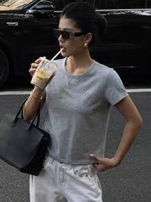 Dazy-Less 女士休闲日常纯色刺绣爱心短袖T恤，夏季老款，商务休闲女装 - 灰色 - 查看 3