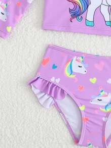 年轻女孩分体泳衣套装，带长袖上衣和高腰三角形下装，卡通印花