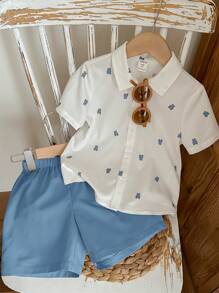 SHEIN LMoss Kids 2 件套男孩卡通熊图案短袖上衣和纯色短裤套装，适合旅行、上学、春夏季