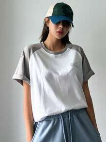 DAZY 女士夏季圆领撞色插肩袖字母印花休闲街头风宽松短袖T恤 - 淺灰色 - 查看 4