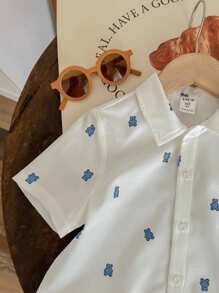 SHEIN LMoss Kids 2 件套男孩卡通熊图案短袖上衣和纯色短裤套装，适合旅行、上学、春夏季