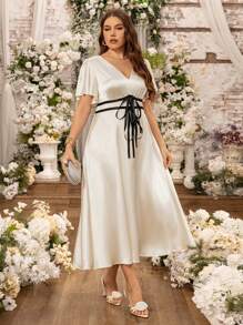 SHEIN Clasi Robe casual à encolure en V à manches courtes en soie artificielle tressée bicolore avec bordure de ruban noir pour femmes grandes tailles, tenue d'été élégante pour femmes