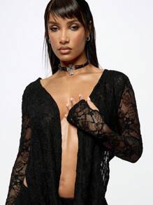 SUMWON WOMEN Top de manga larga con escote en pico de encaje elegante, con collar cruzado, pieza emblemática para fiestas nocturnas y eventos, Colección Otoño-Invierno