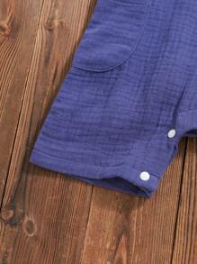 Baby Jungen Blau & Weiß gestreift Lässig Urlaubs Kurzarm Rundhals Top mit marineblauer Baumwoll-Hosenträgershorts mit Seitentasche, inklusive Sonnenhut. Geeignet für Lässig, Urlaub, Zuhause und Outdoor