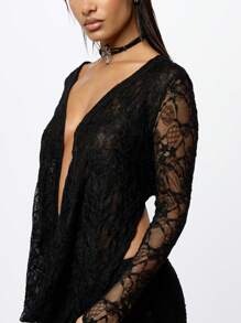 SUMWON WOMEN Top de manga larga con escote en pico de encaje elegante, con collar cruzado, pieza emblemática para fiestas nocturnas y eventos, Colección Otoño-Invierno