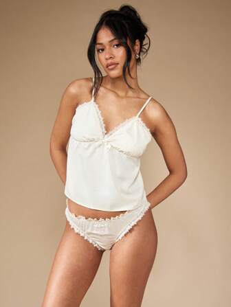 MISSGUIDED Braut Satin Pyjama Set mit Spitzen-Trägeroberteil und passender Slip Hochzeitsnacht Dessous Flitterwochen Nachtwäsche Jahrestags-Geschenk