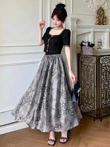 DAZY Bộ 2 áo khoác nữ cổ vuông tay ngắn một hàng khuy và chân váy chữ A in hoa - màu đen - Xem 3