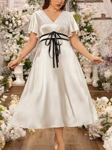 SHEIN Clasi Robe casual à encolure en V à manches courtes en soie artificielle tressée bicolore avec bordure de ruban noir pour femmes grandes tailles, tenue d'été élégante pour femmes