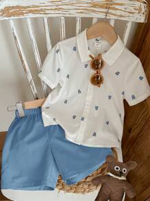 SHEIN LMoss Kids 2 件套男孩卡通熊图案短袖上衣和纯色短裤套装，适合旅行、上学、春夏季