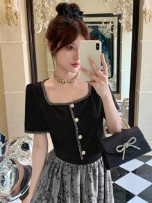 DAZY Bộ 2 áo khoác nữ cổ vuông tay ngắn một hàng khuy và chân váy chữ A in hoa - màu đen - Xem 6