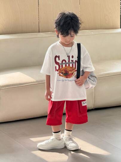 SHEIN Young Boys Casual Loose Korean Style Letter & Cartoon Food Print Round Neck Short Sleeve White T-Shirt And Red Cargo Elastic Waist Shorts Set, Suitable For Kids Outfits, Young Boy Clothes, Back To School, Birthday Parties, Evening Events, Performances, Weddings, Baptisms, Opening Ceremonies, Daily, School, Travel, Sports, Spring And Summer Seasons