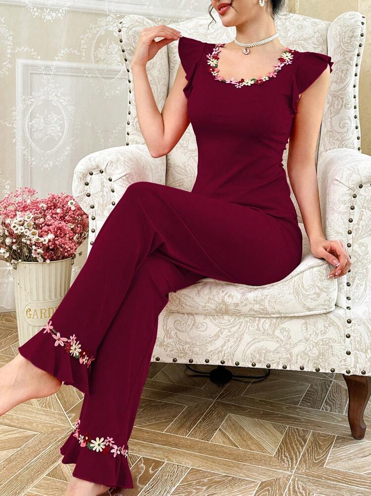 CottageSlumber طقم بيجامة نسائي مكون من ملابس علوية مطرزة بزهور مع أكمام قصيرة وبنطلون، مجموعة ملابس منزلية مريحة لموسم الأعياد - عنابي اللون - مشاهدة 1