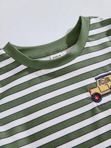 THE HAPPY LOOK Conjunto de 2 piezas para niños pequeños con camiseta de manga corta de cuello redondo con estampado de rayas y autos, y pantalones cortos verdes