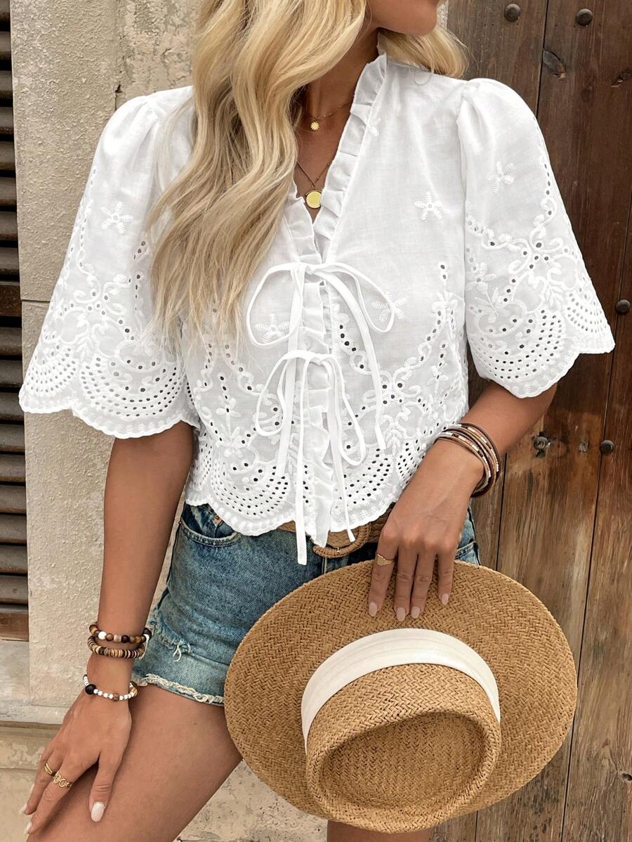 Breezaya 女式 V 领系带刺绣短袖衬衫（白色） - 白色 - 查看 1