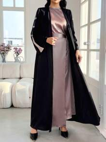Al Najma Bata abaya modesta con panel de contraste, mangas acampanadas y adorno de cristal - Negro - Ver 2