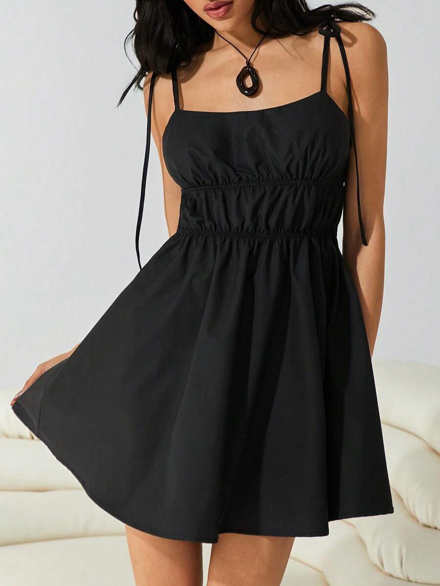 SHEIN EZwear Robe courte style Babydoll pour femmes, couleur unie, à nouer sur les épaules, froncée - Noir - Voir 1