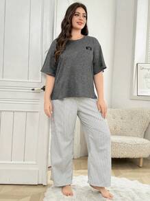 2 件字母图案 T 恤和条纹睡裤加大码睡衣套装