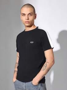 SUMWON Camiseta ajustada y musculosa con detalle de raya lateral, prenda esencial para entrenamiento, gimnasio, ocio y calle en verano, con pequeño diseño de logo