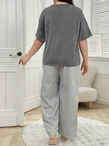 2 件字母图案 T 恤和条纹睡裤加大码睡衣套装