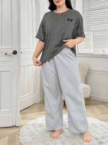2 件字母图案 T 恤和条纹睡裤加大码睡衣套装