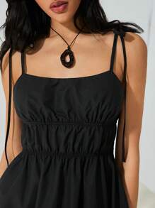 SHEIN EZwear Robe courte style Babydoll pour femmes, couleur unie, à nouer sur les épaules, froncée - Noir - Voir 5