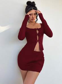 Aloruh 年轻现代女性圆领镂空蝴蝶结前部紧身短款上衣 + 低腰迷你裙套装 - 酒紅色 - 查看 3