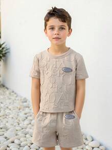 SHEIN Streecool Kids مجموعة ربيعية عصرية للصبي الصغير تتكون من 2 قطعة، تي شيرت وسروال قصير بنمط حروف مخرمة لإضفاء جو صيفي - كاكي - مشاهدة 3