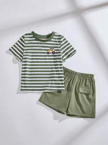 THE HAPPY LOOK Conjunto de 2 piezas para niños pequeños con camiseta de manga corta de cuello redondo con estampado de rayas y autos, y pantalones cortos verdes