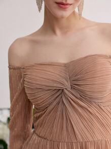 MOTF Soiréza 扭纹开衩侧露肩连衣裙