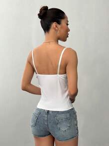 Flirla Kamisol Slim Fit dengan Tali Bahu Tipis dan Motif Renda Warna Polos, Kancing Penutup, dan Potongan Ramping - Putih - View 2