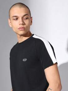 SUMWON Camiseta ajustada y musculosa con detalle de raya lateral, prenda esencial para entrenamiento, gimnasio, ocio y calle en verano, con pequeño diseño de logo