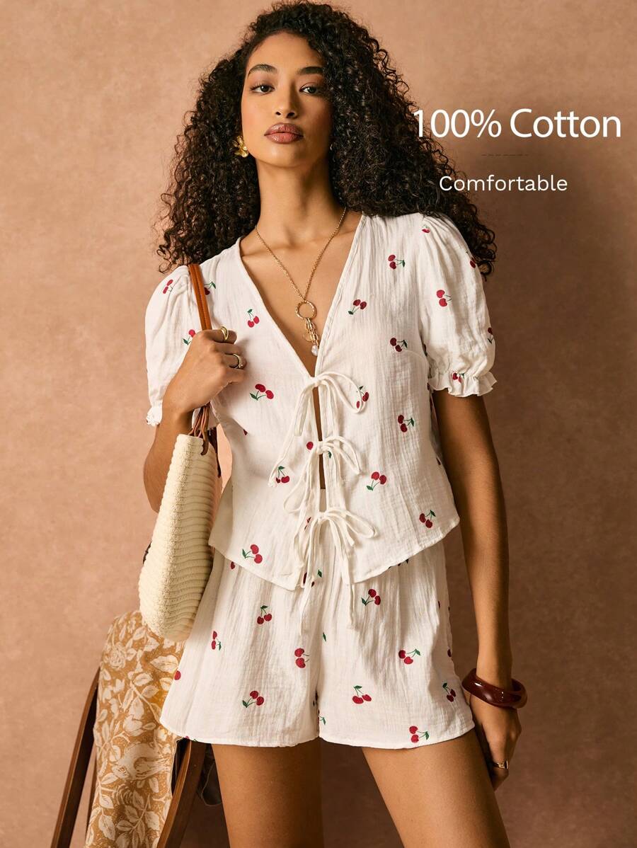 Poéselle 白色前系带樱桃印花棉质套装，系带泡泡袖露脐上衣搭配白色樱桃印花短裤，居家套装，休闲外出套装，可爱套装，樱桃套装，两件套，休闲短裤，短袖衬衫，秋季服装 - 彩色 - 查看 1