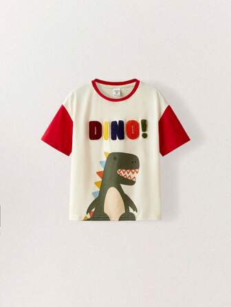 THE HAPPY LOOK 年轻男孩可爱恐龙印花 T 恤，配有撞色红色衣领和袖口，米色主体，可爱风格