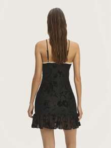 Nöista 无袖迷你连衣裙，采用纹理面料和荷叶边装饰。非常适合节日或夏季派对。 - 黑色 - 查看 2